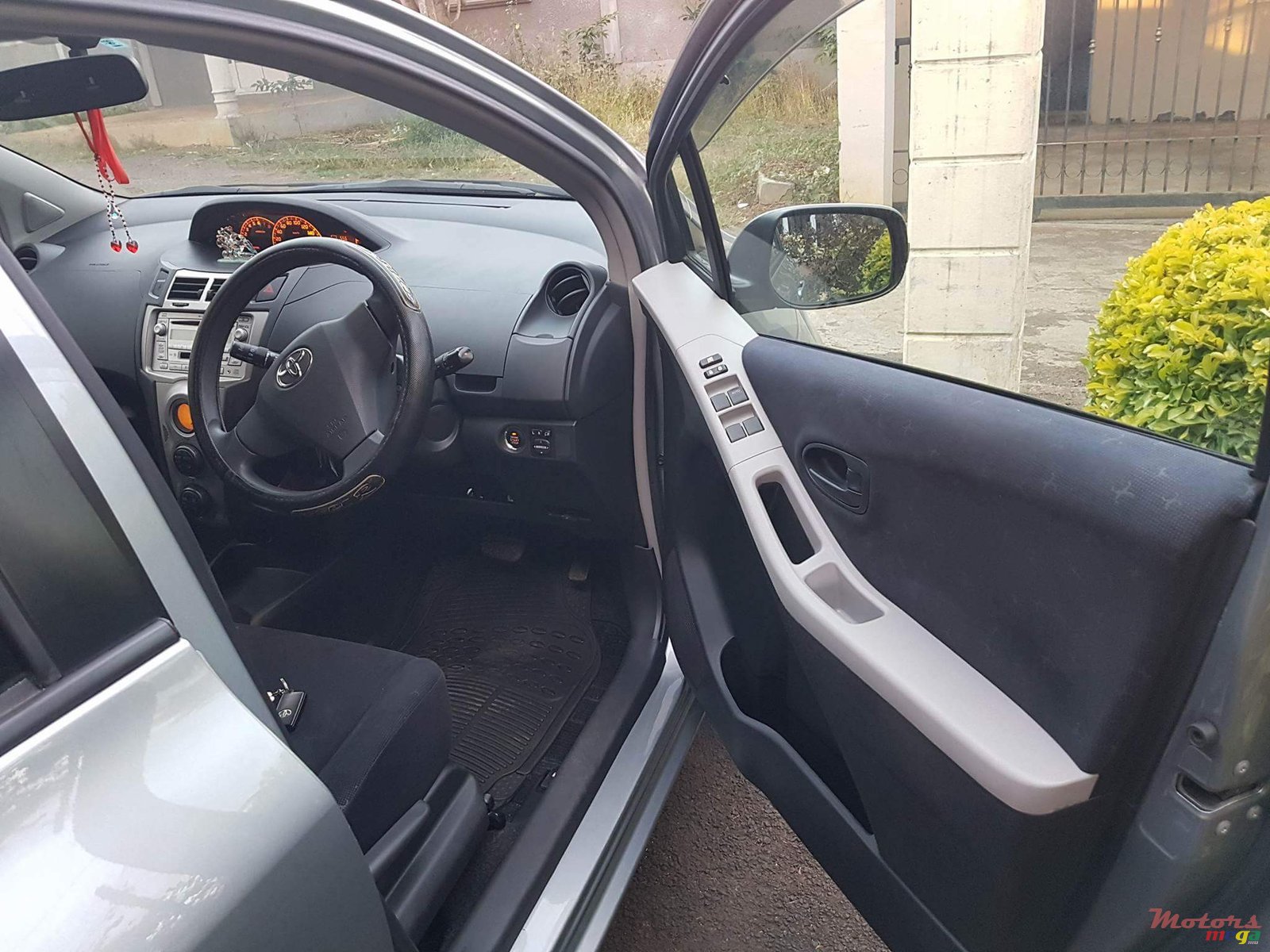 2010' Toyota Vitz photo #5