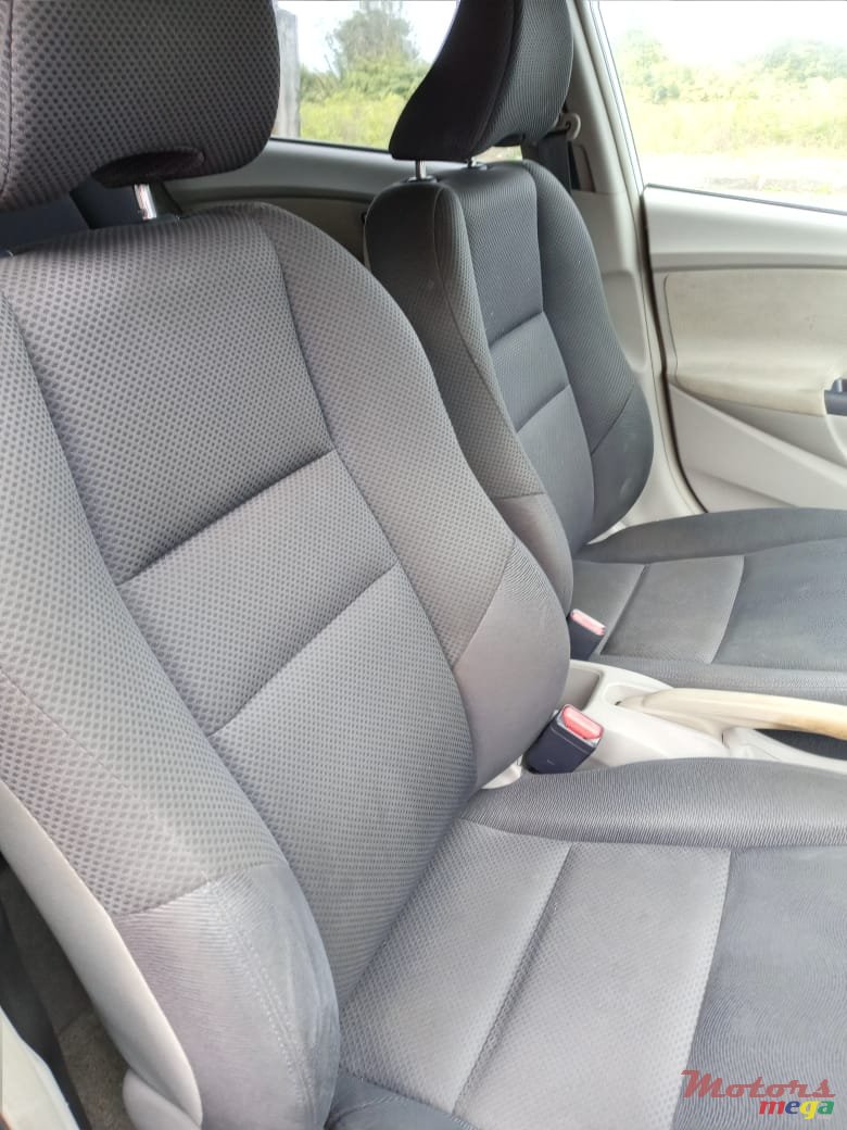 2010' Honda Insight photo #2