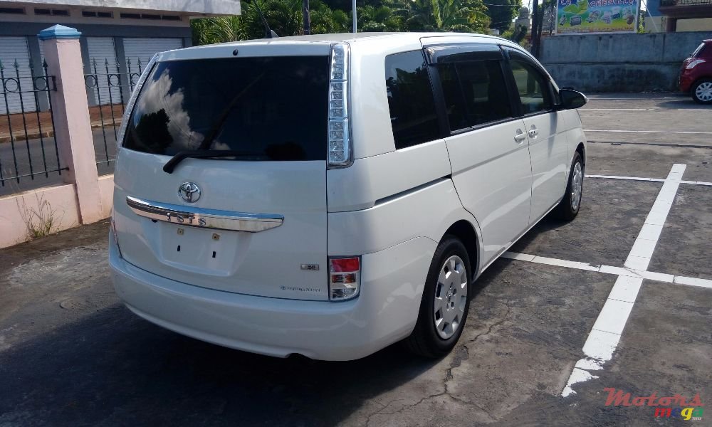 2013' Toyota Isis photo #6