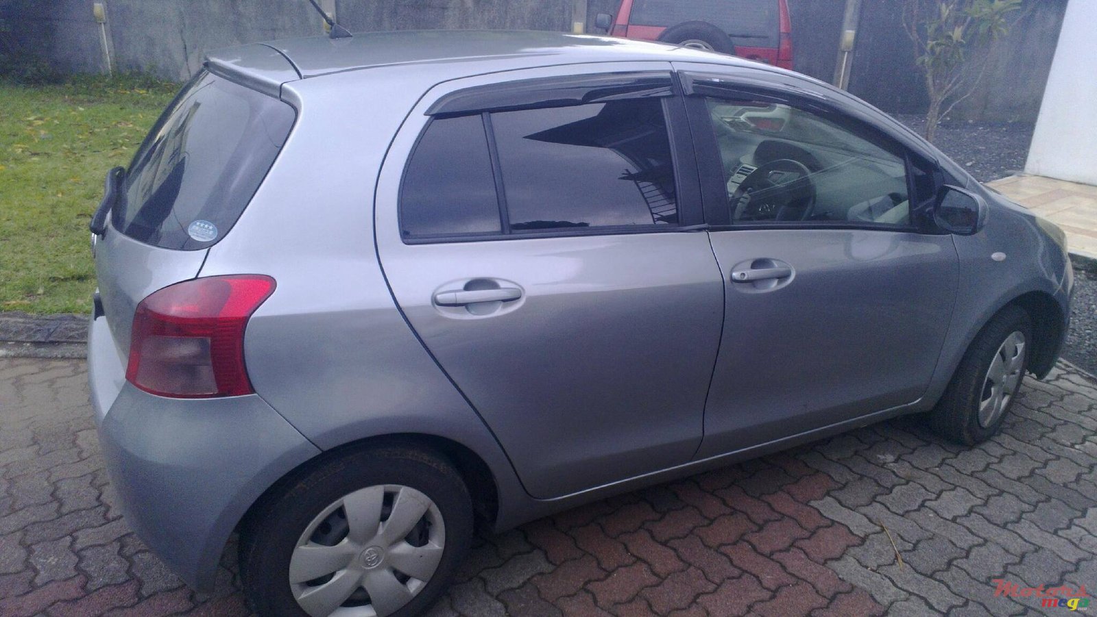 2007' Toyota Vitz photo #1