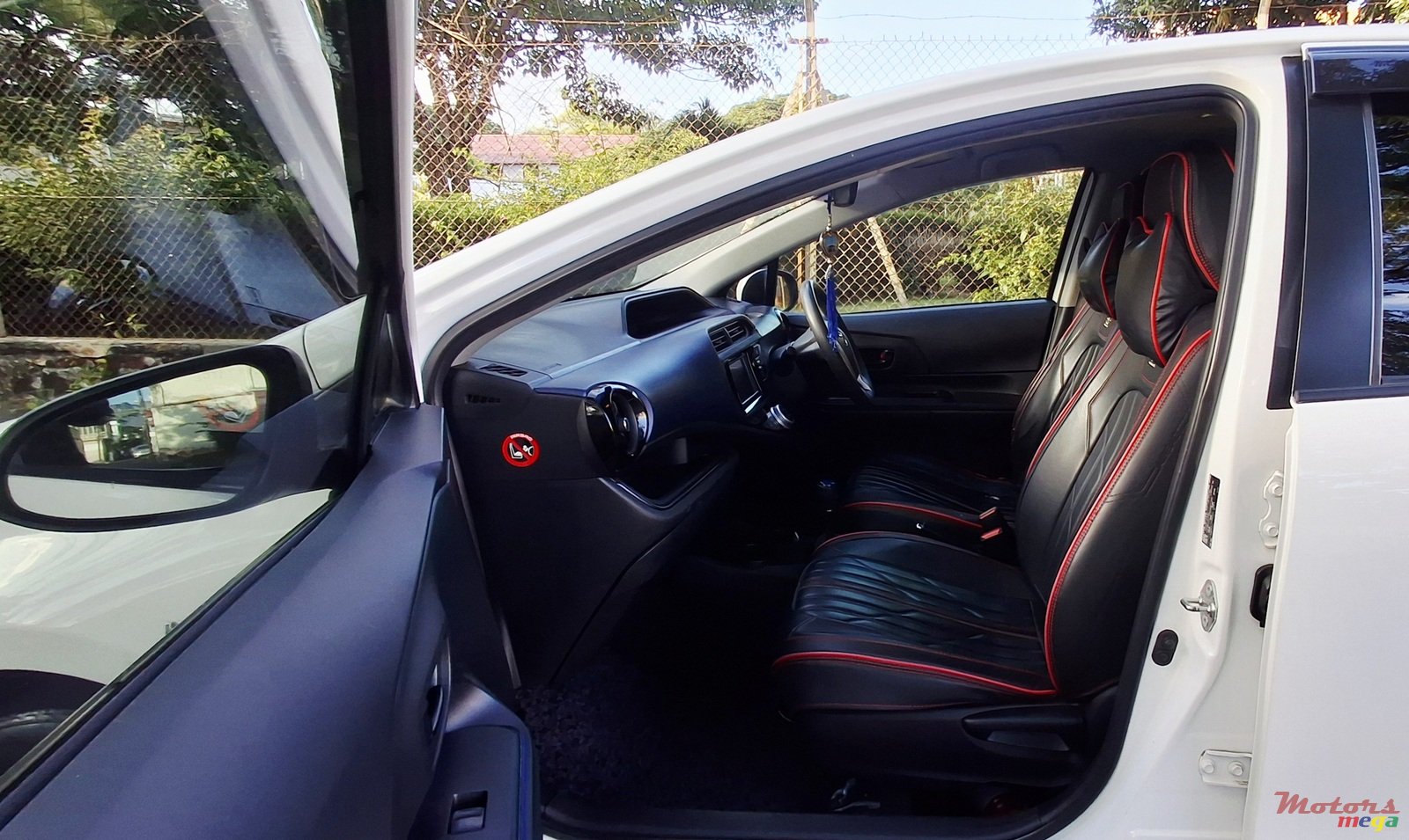 2016' Toyota Aqua photo #3