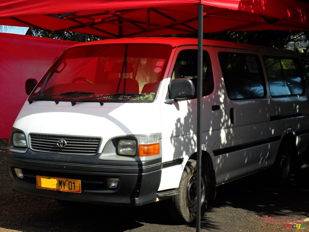 2001' Toyota HiAce photo #1
