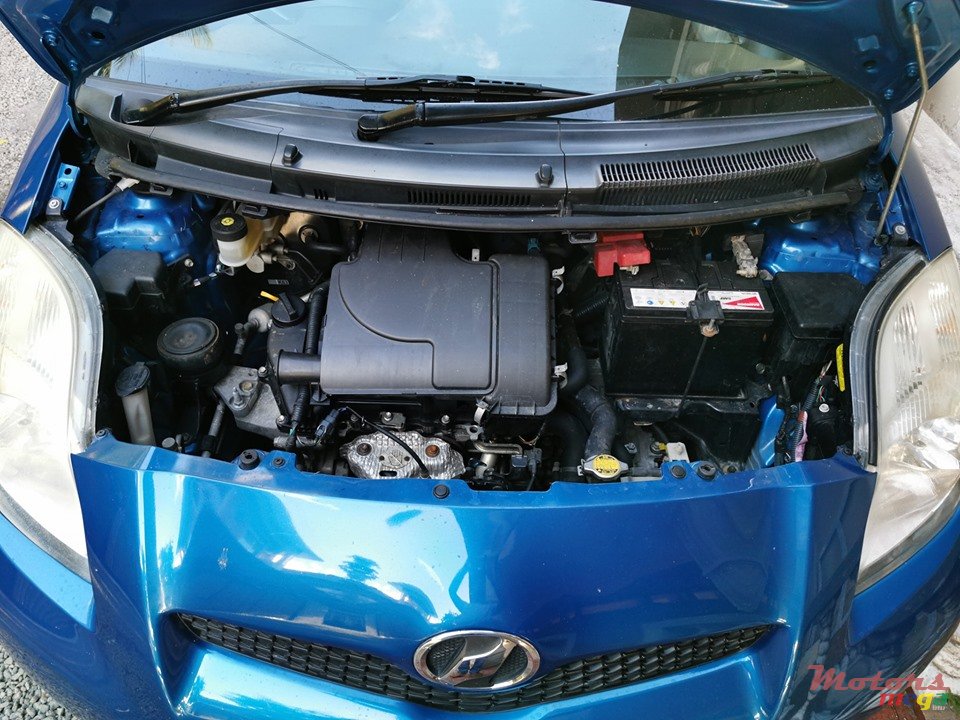 2010' Toyota Vitz photo #7