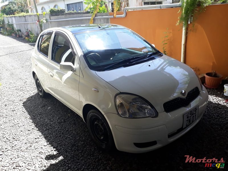 2001' Toyota Vitz photo #1