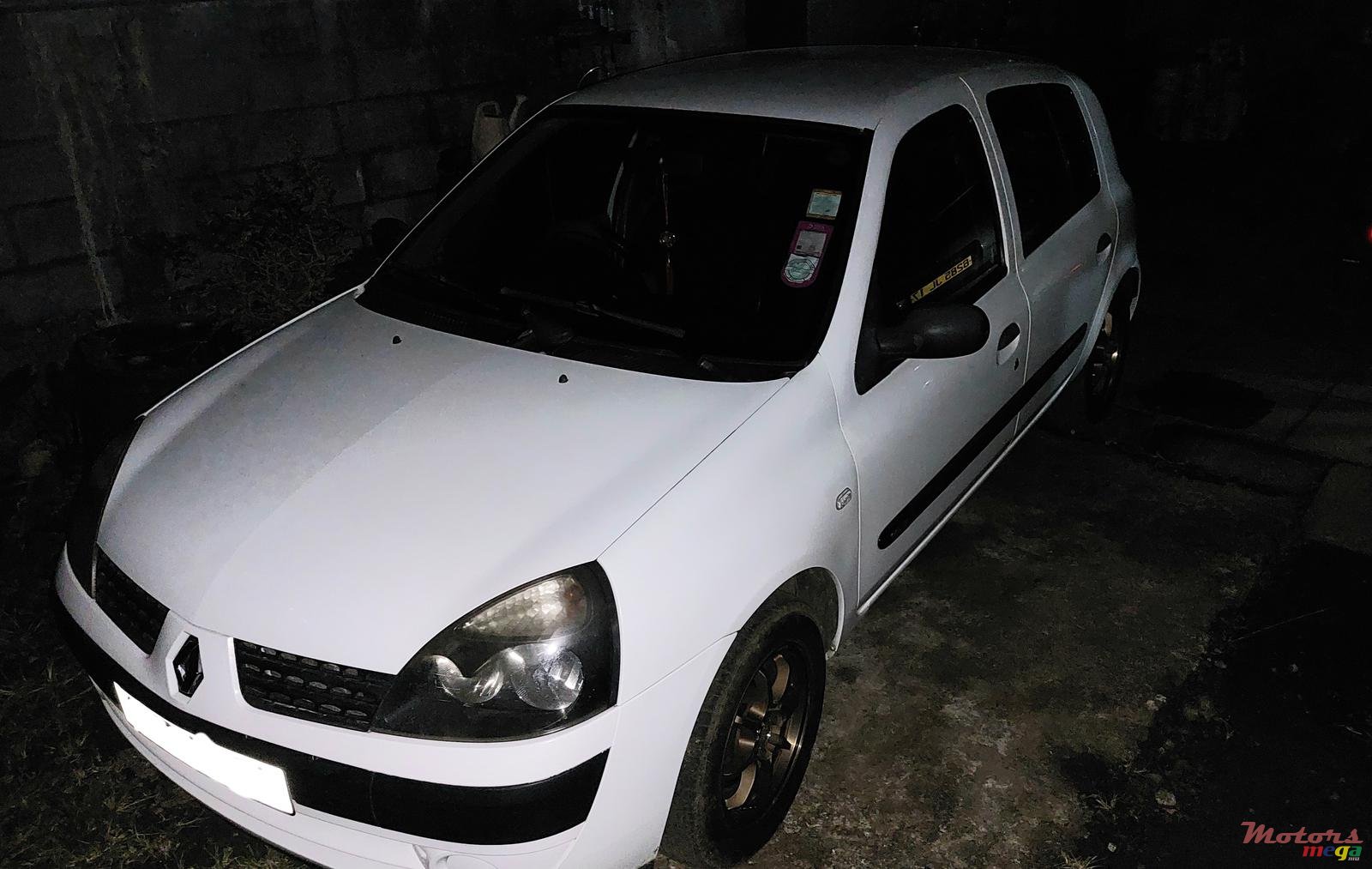 2004' Renault Clio Mk2 photo #2