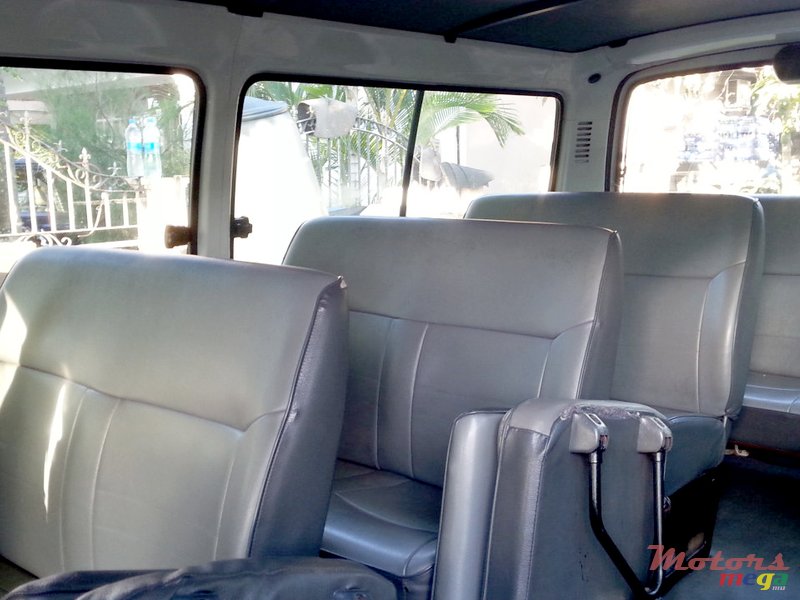 2000' Toyota HiAce photo #4