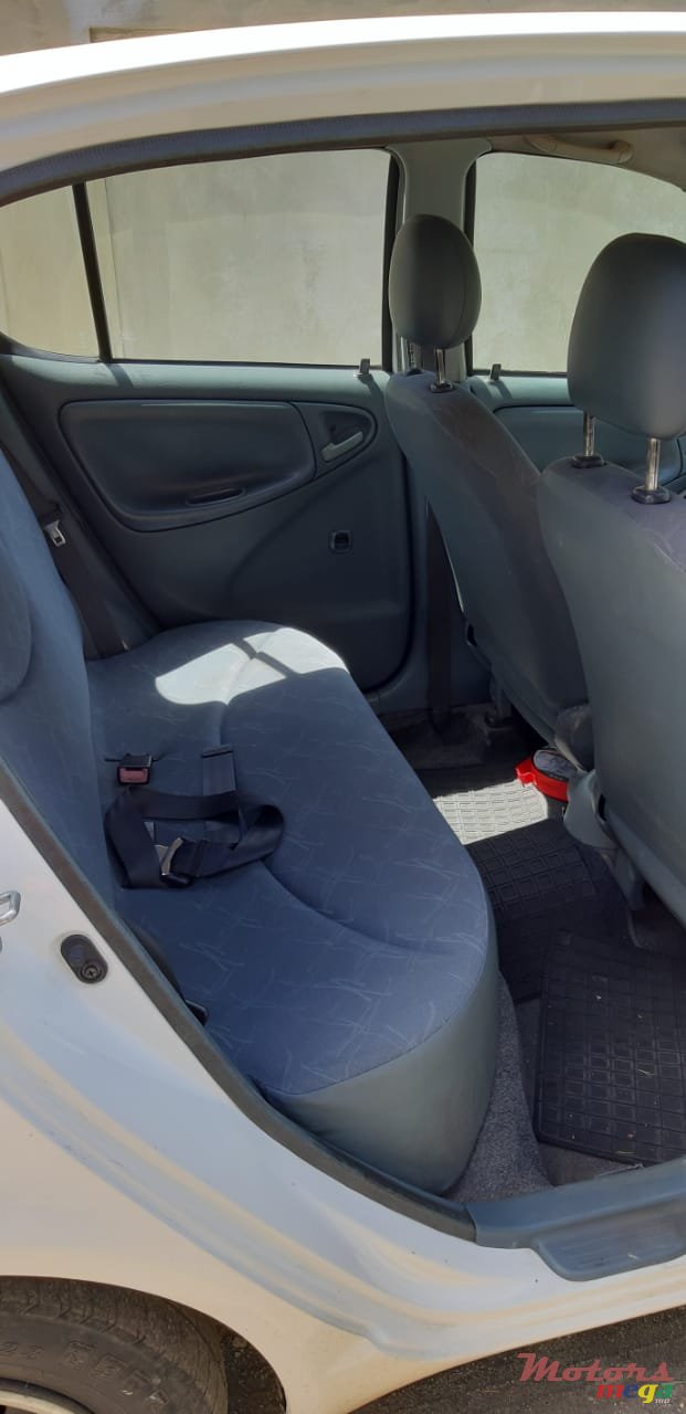 2001' Toyota Vitz photo #3