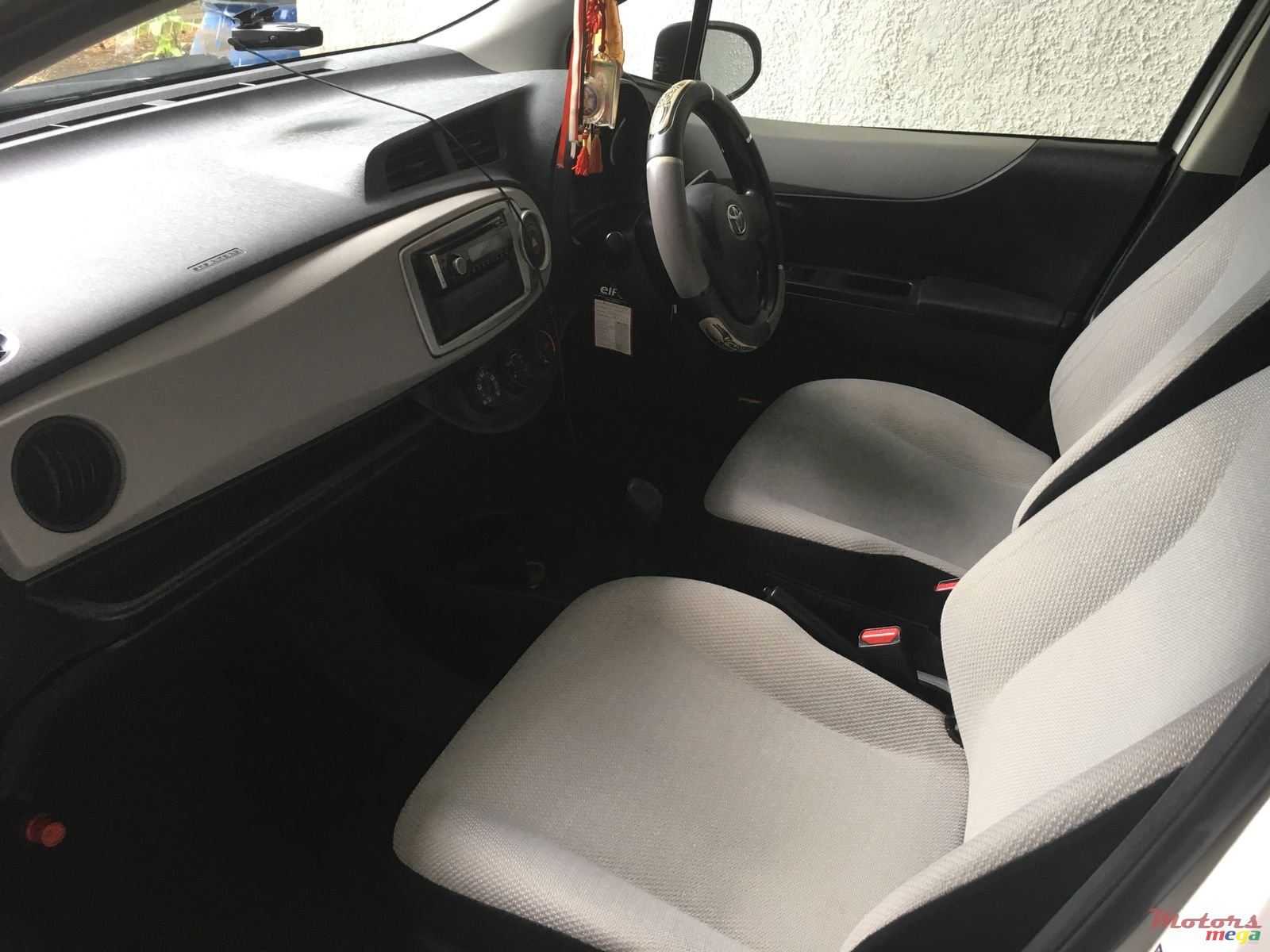 2011' Toyota Vitz photo #6