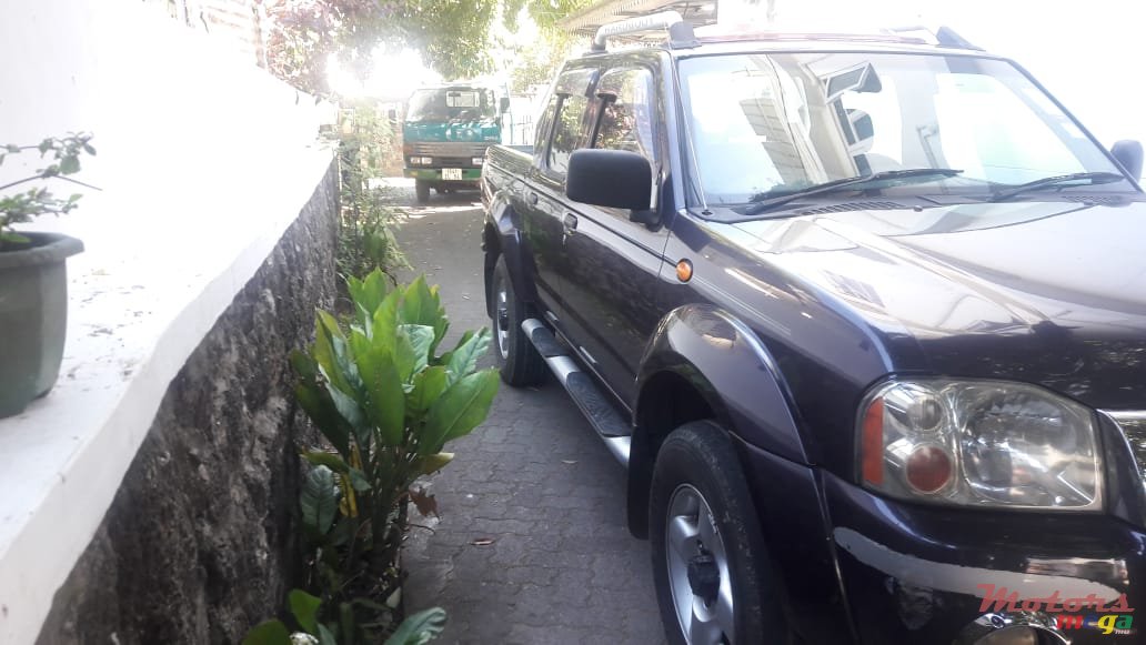 2003' Nissan Hardbody photo #2