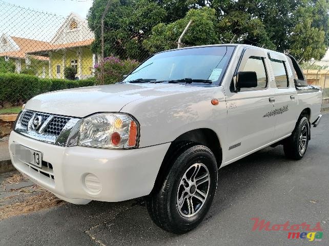 2013' Nissan Hardbody photo #1