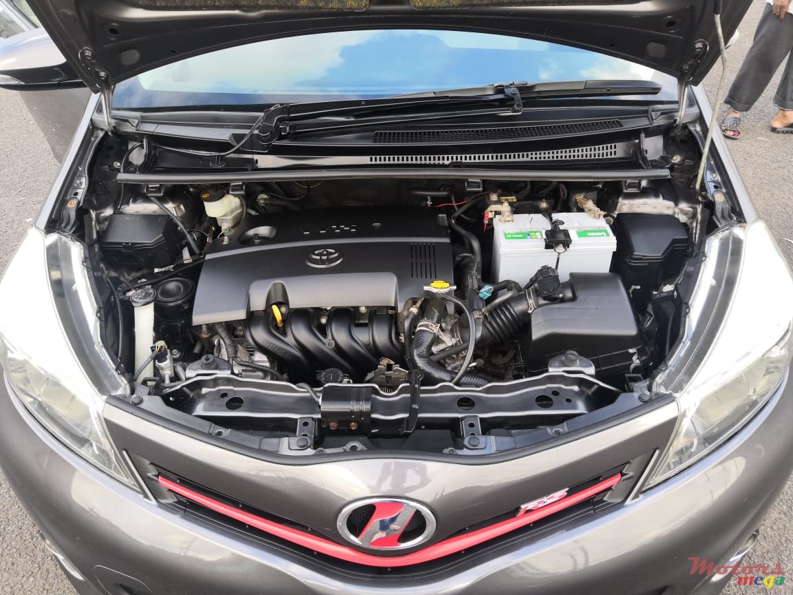 2011' Toyota Vitz RS photo #3