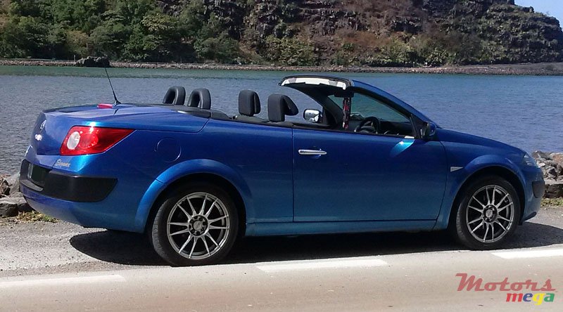 2006' Renault Megane Convertible photo #2