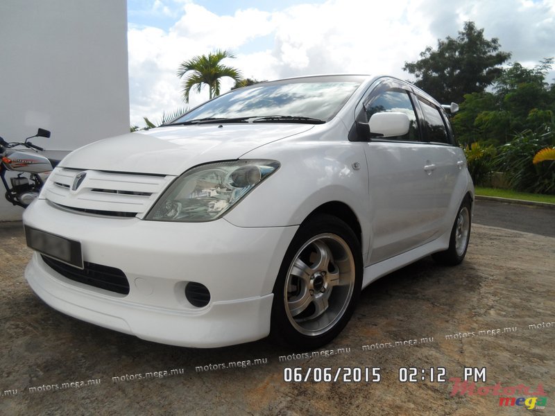 2004' Toyota IST photo #2