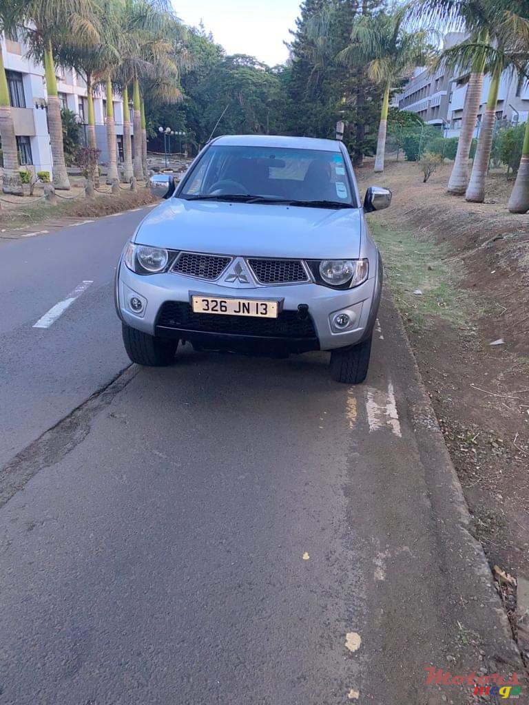 2013' Mitsubishi L 200 4x4 photo #2