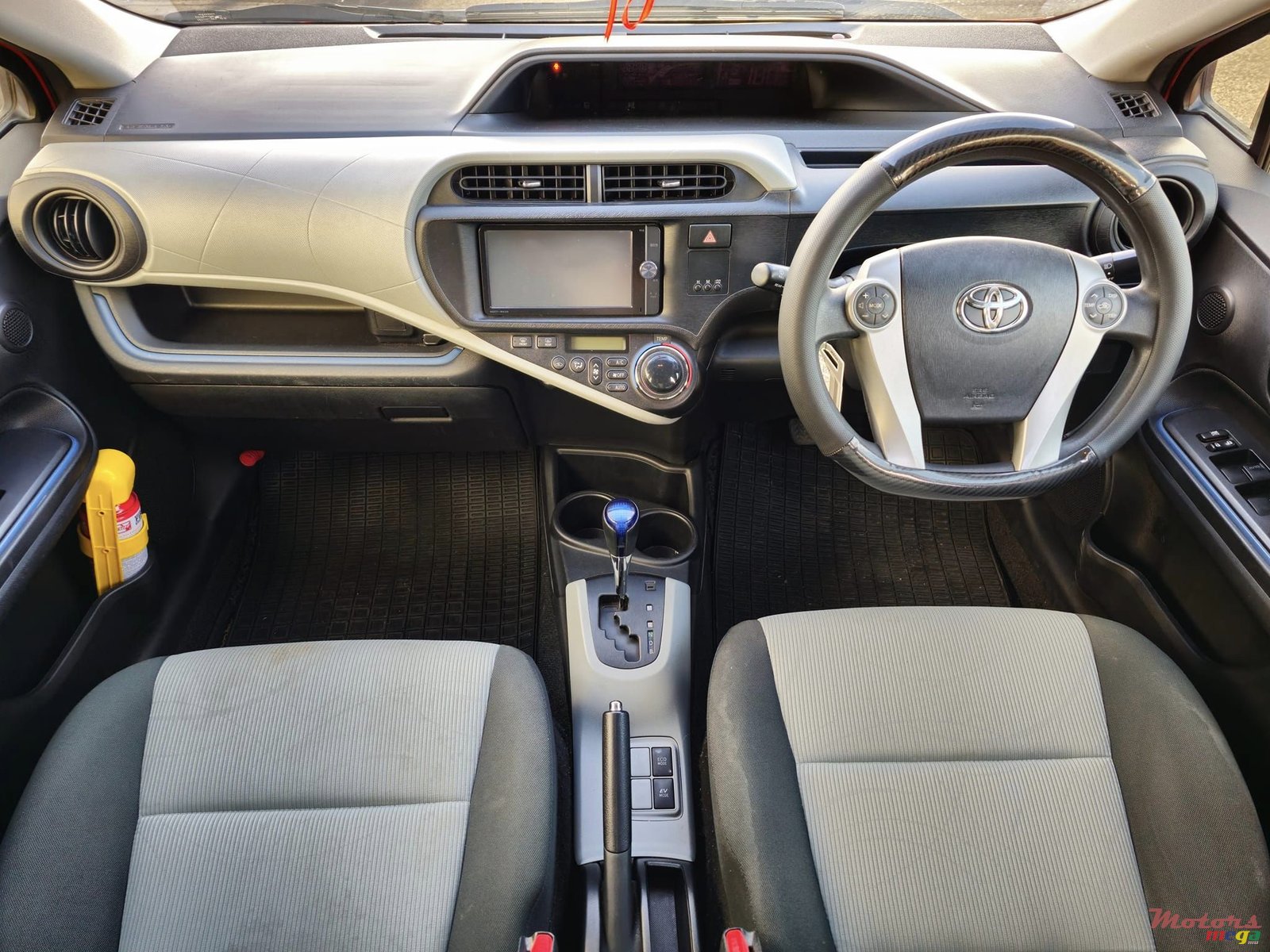 2013' Toyota Aqua Hybrid photo #5