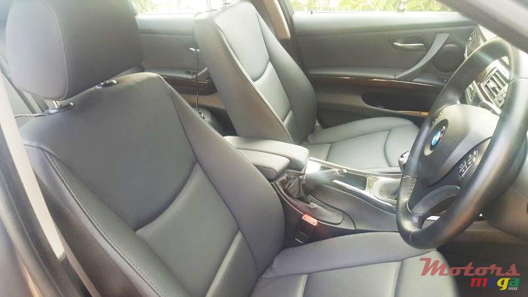 2010' BMW 3 Series photo #1