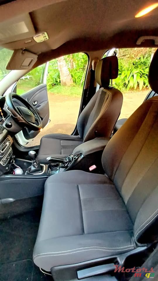 2011' Renault Megane photo #3