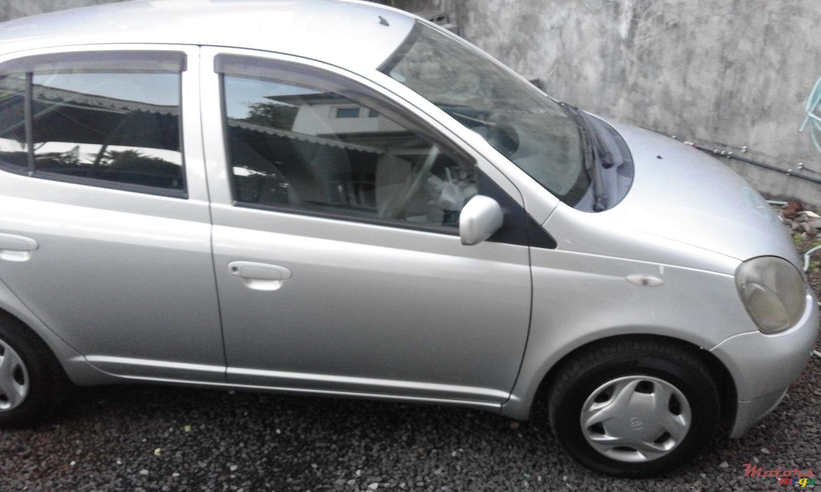 1999' Toyota Vitz photo #2