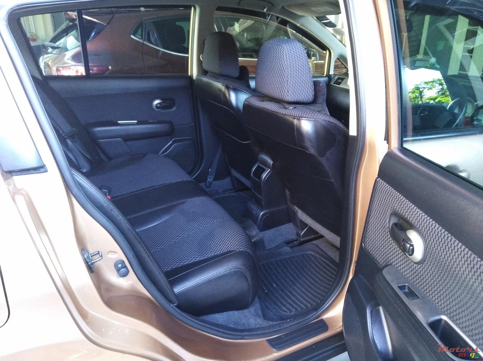 2009' Nissan Tiida Hatchback photo #4