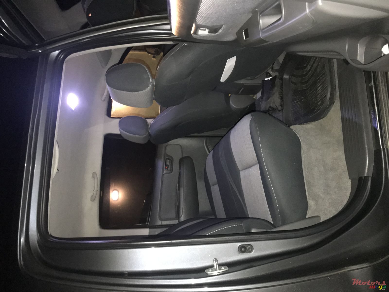 2011' Toyota Hilux Turbo photo #5