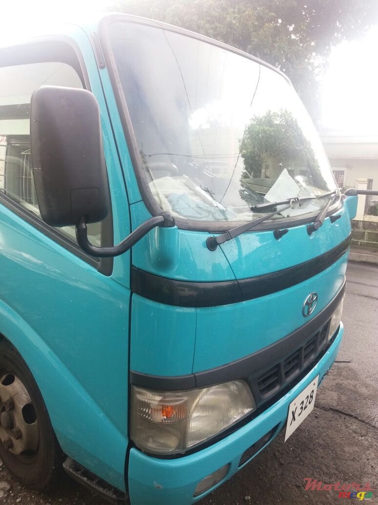 2004' Toyota photo #3