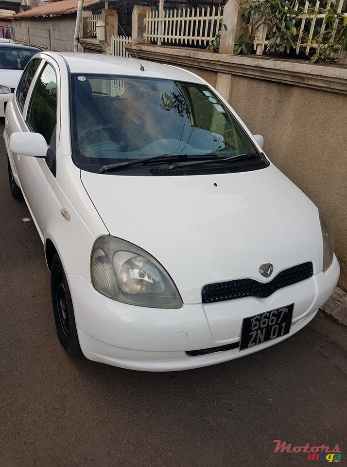 2001' Toyota Vitz photo #4