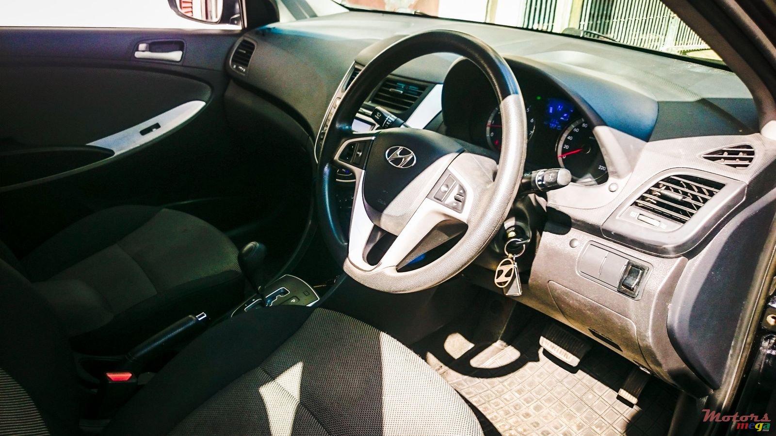 2011' Hyundai Accent photo #3