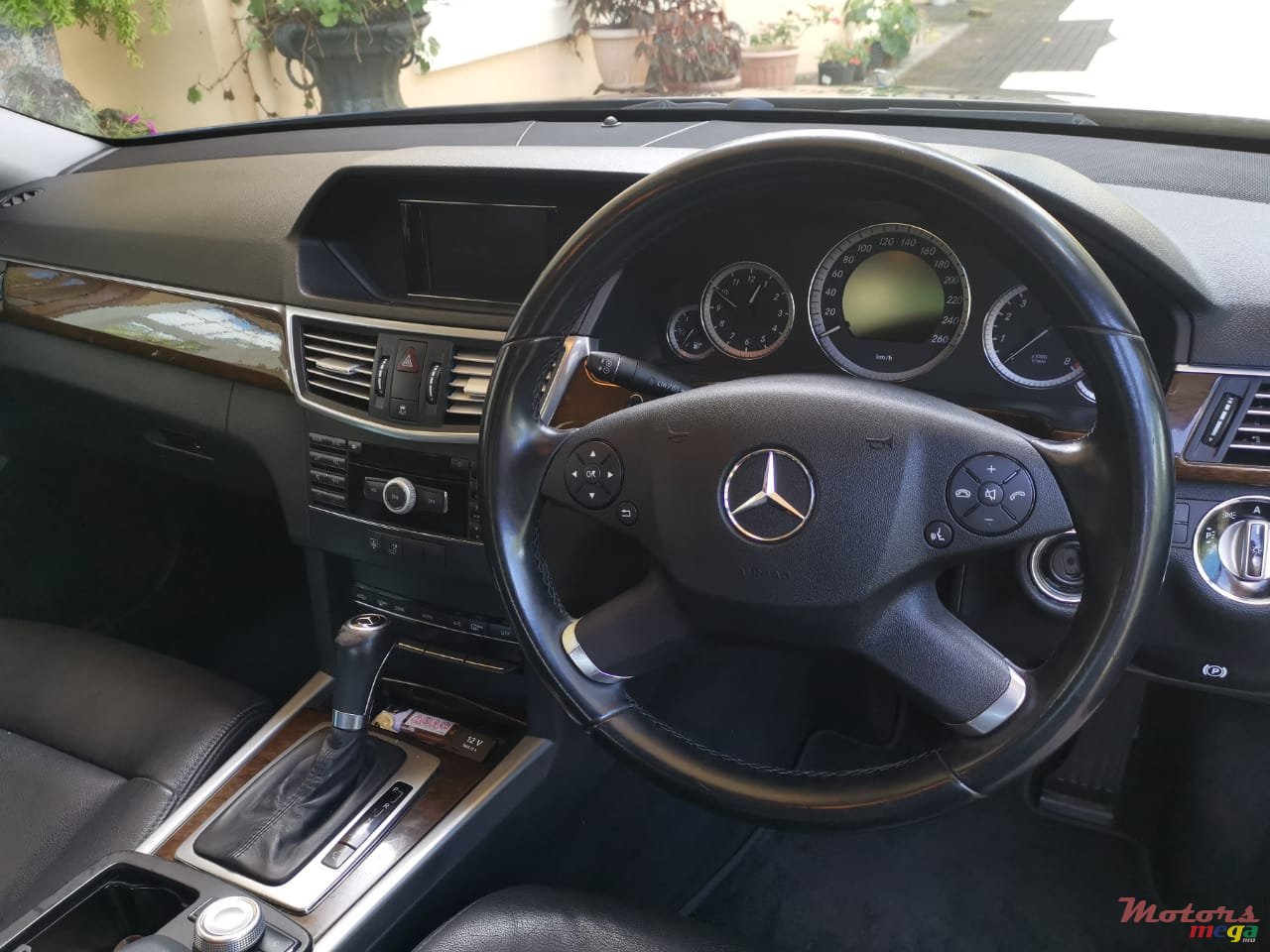 2010' Mercedes-Benz E-Class E250 photo #3