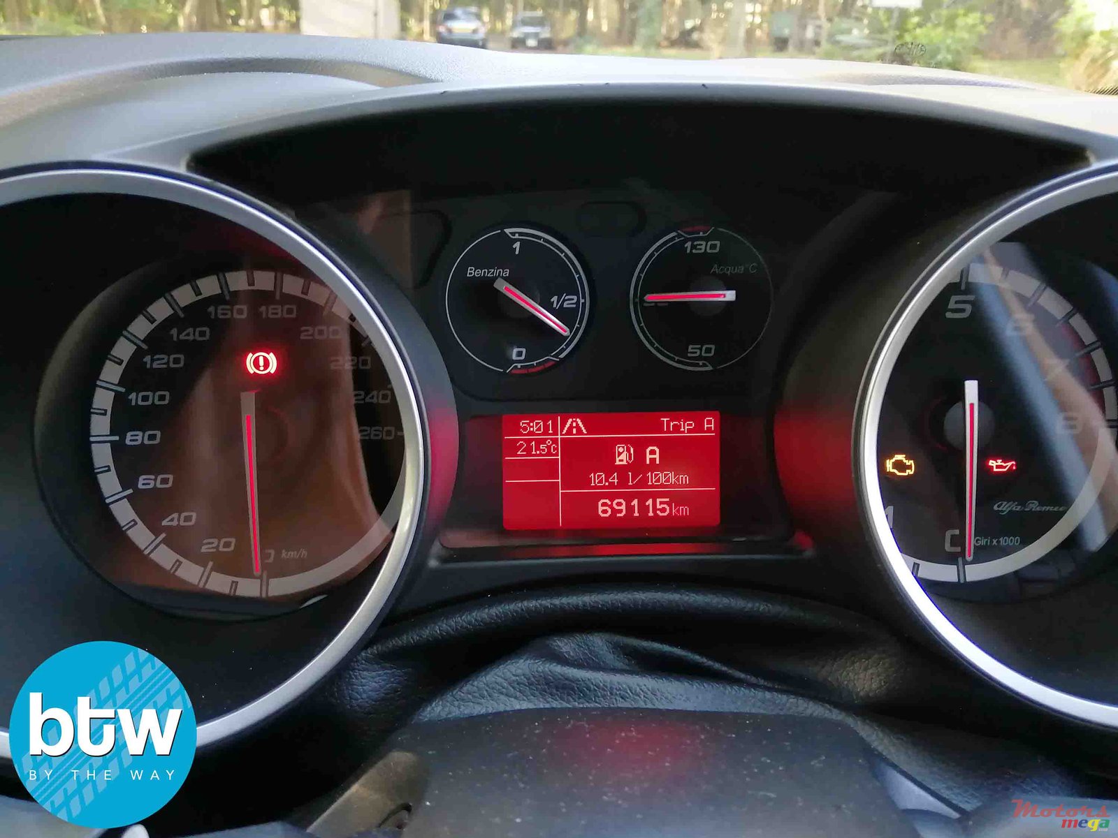 2011' Alfa Romeo Giulietta photo #5