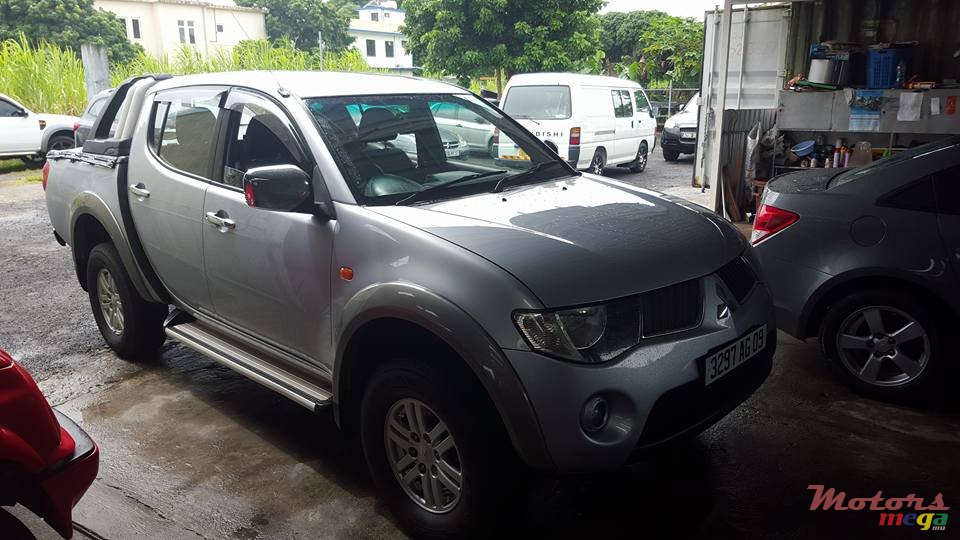 2009' Mitsubishi Virage sportero photo #1