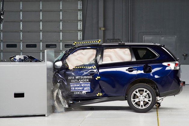 2014 Mitsubishi Outlander Earns Top Safety Pick+ Award