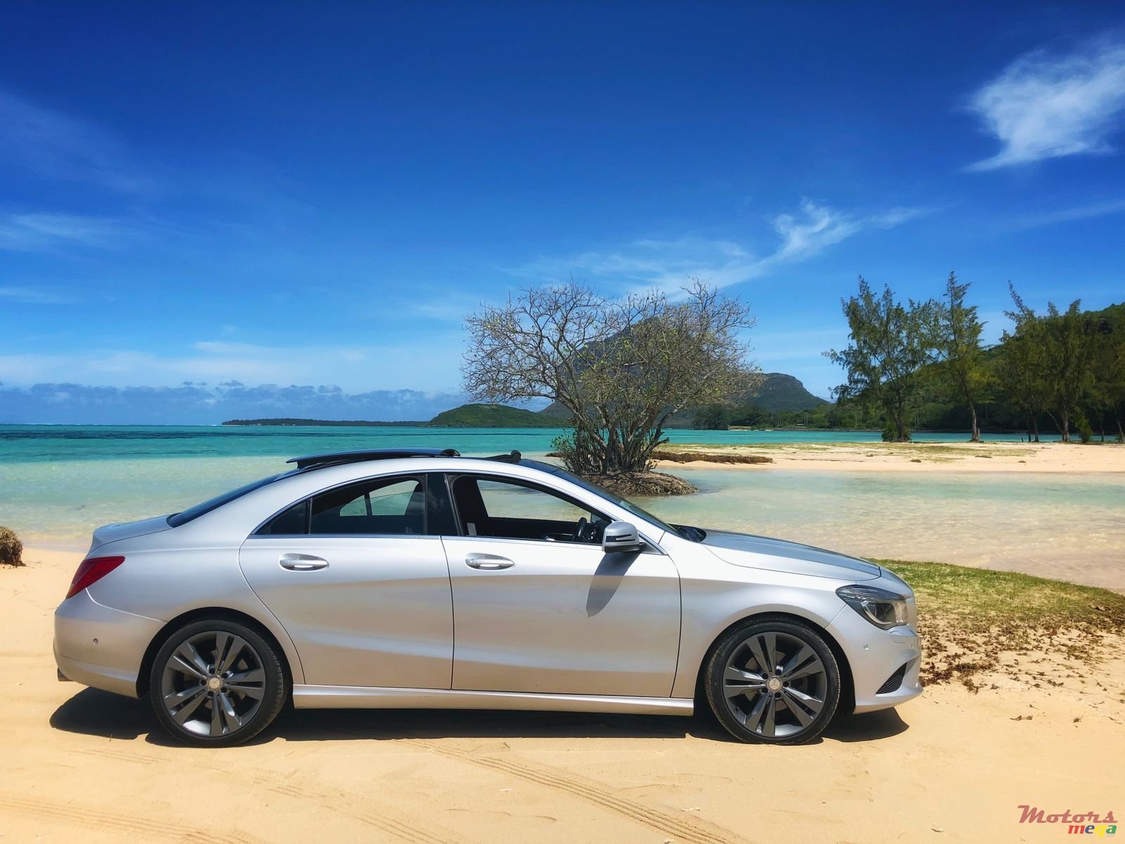 2013' Mercedes-Benz CLA180 photo #3