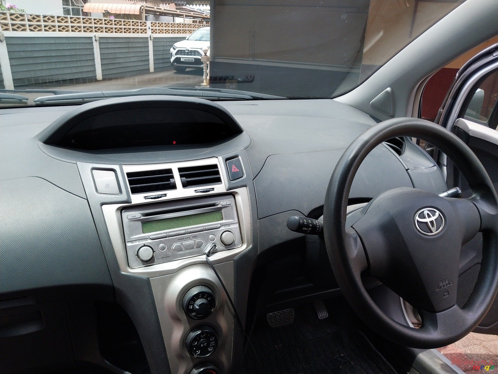 2009' Toyota Vitz photo #5