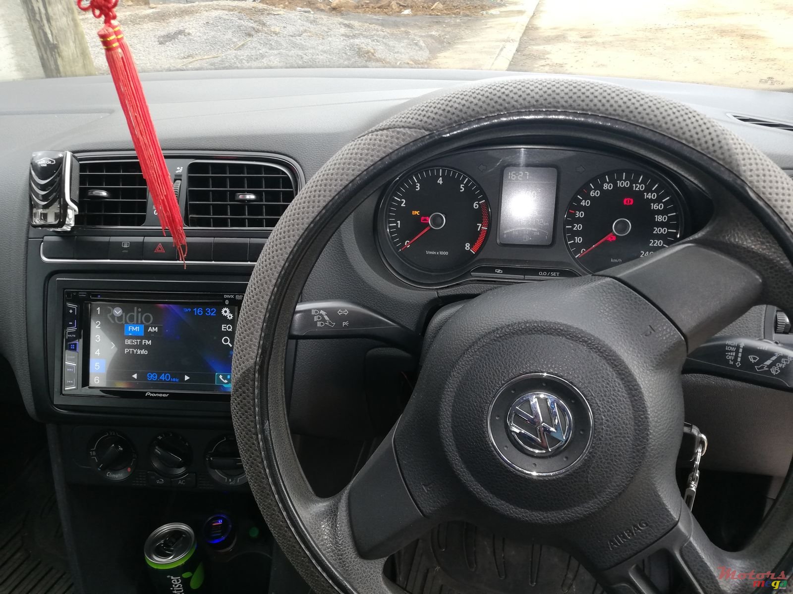 2010' Volkswagen Polo photo #6