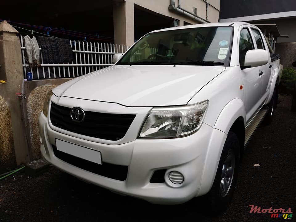 2013' Toyota Hilux 2*4 photo #1