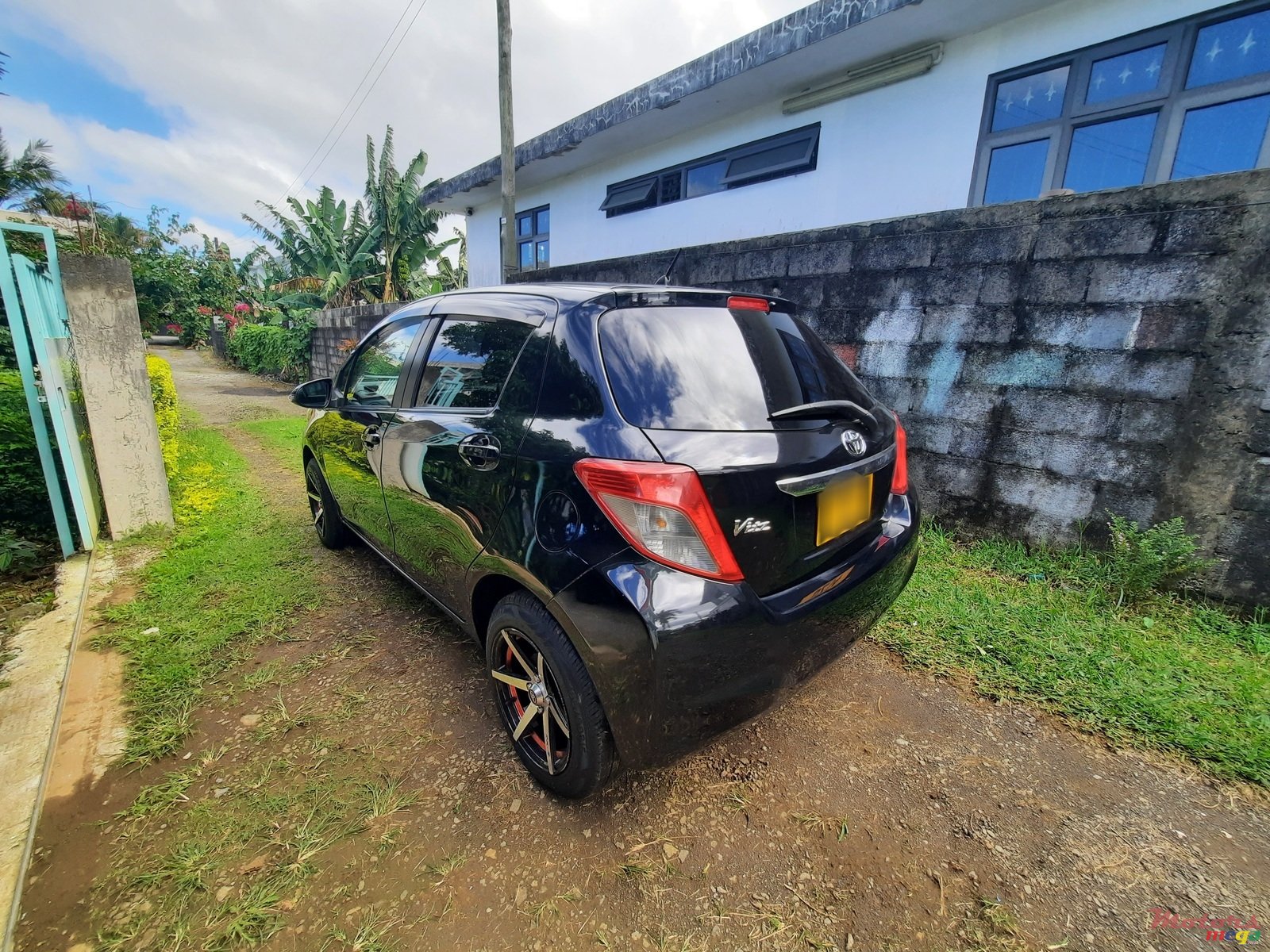 2014' Toyota Vitz photo #2