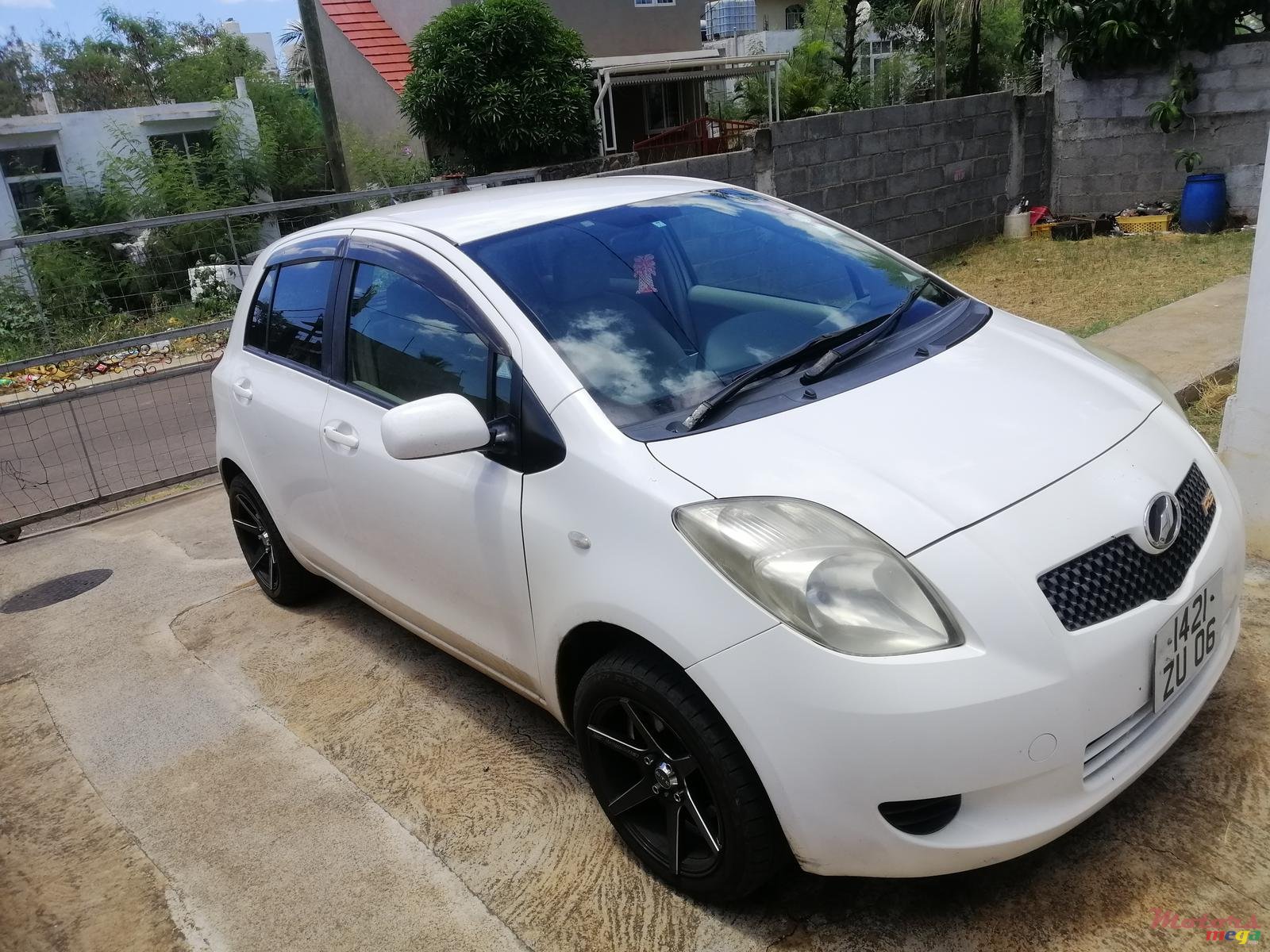 2006' Toyota Vitz photo #3