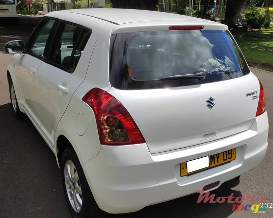 2009' Suzuki Swift photo #3