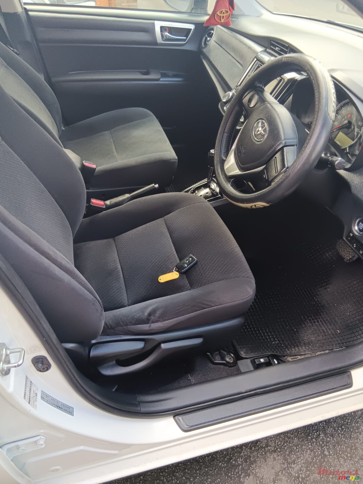 2015' Toyota Axio G photo #3