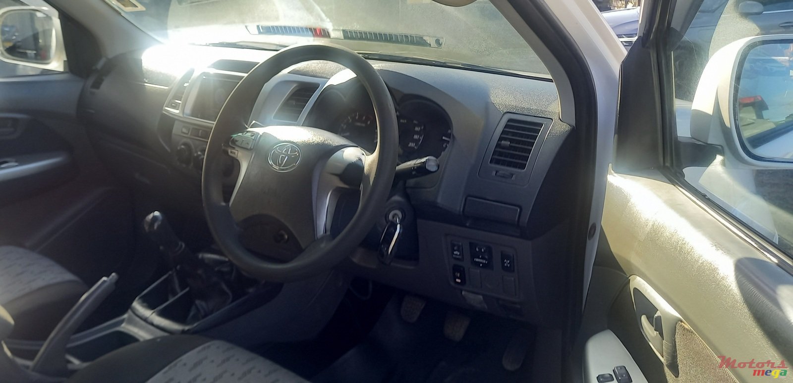 2013' Toyota Hilux 4X4 photo #4