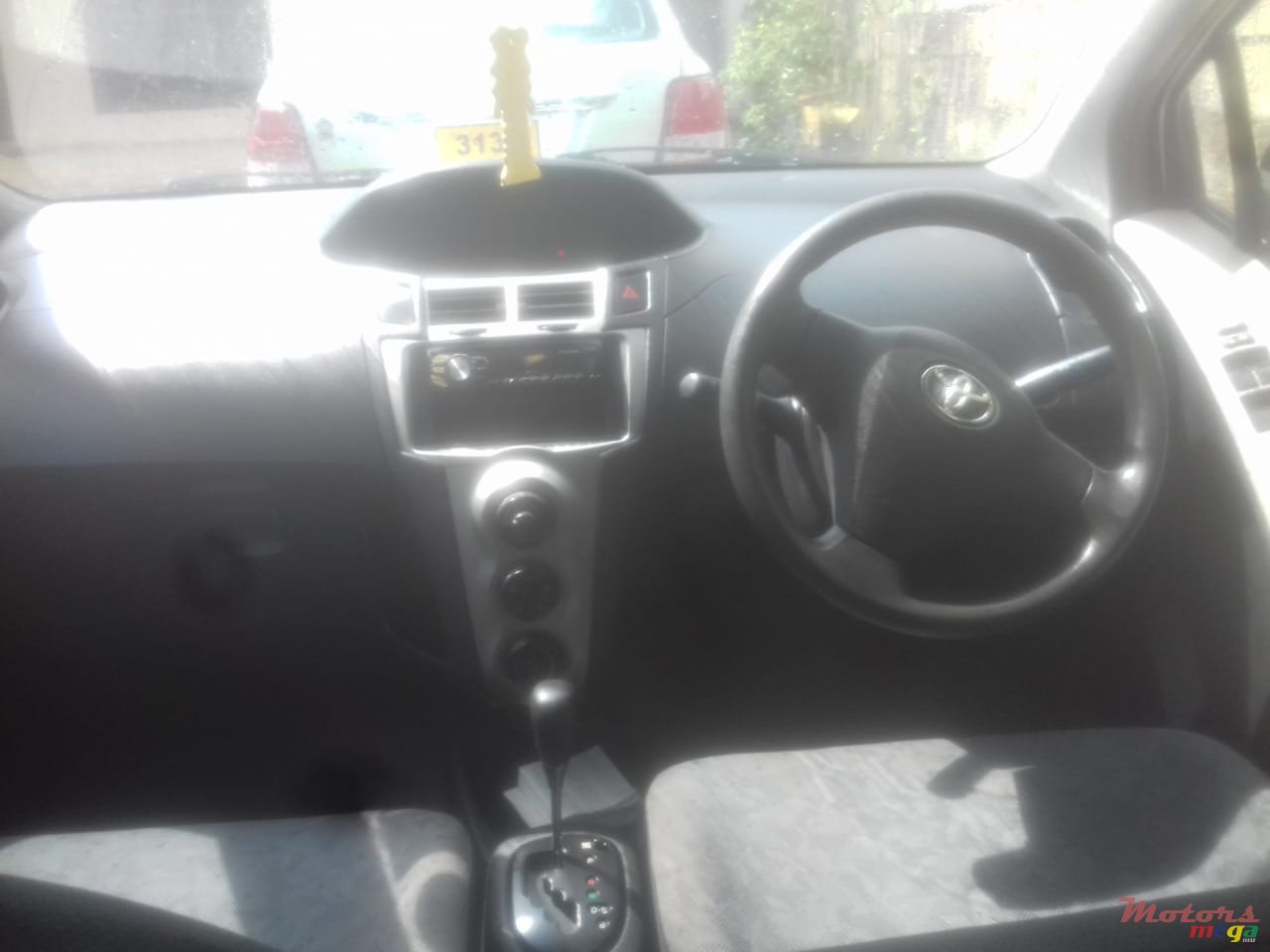 2011' Toyota Vitz photo #2