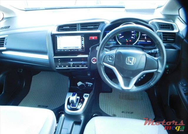 2013' Honda Fit Hybrid photo #2