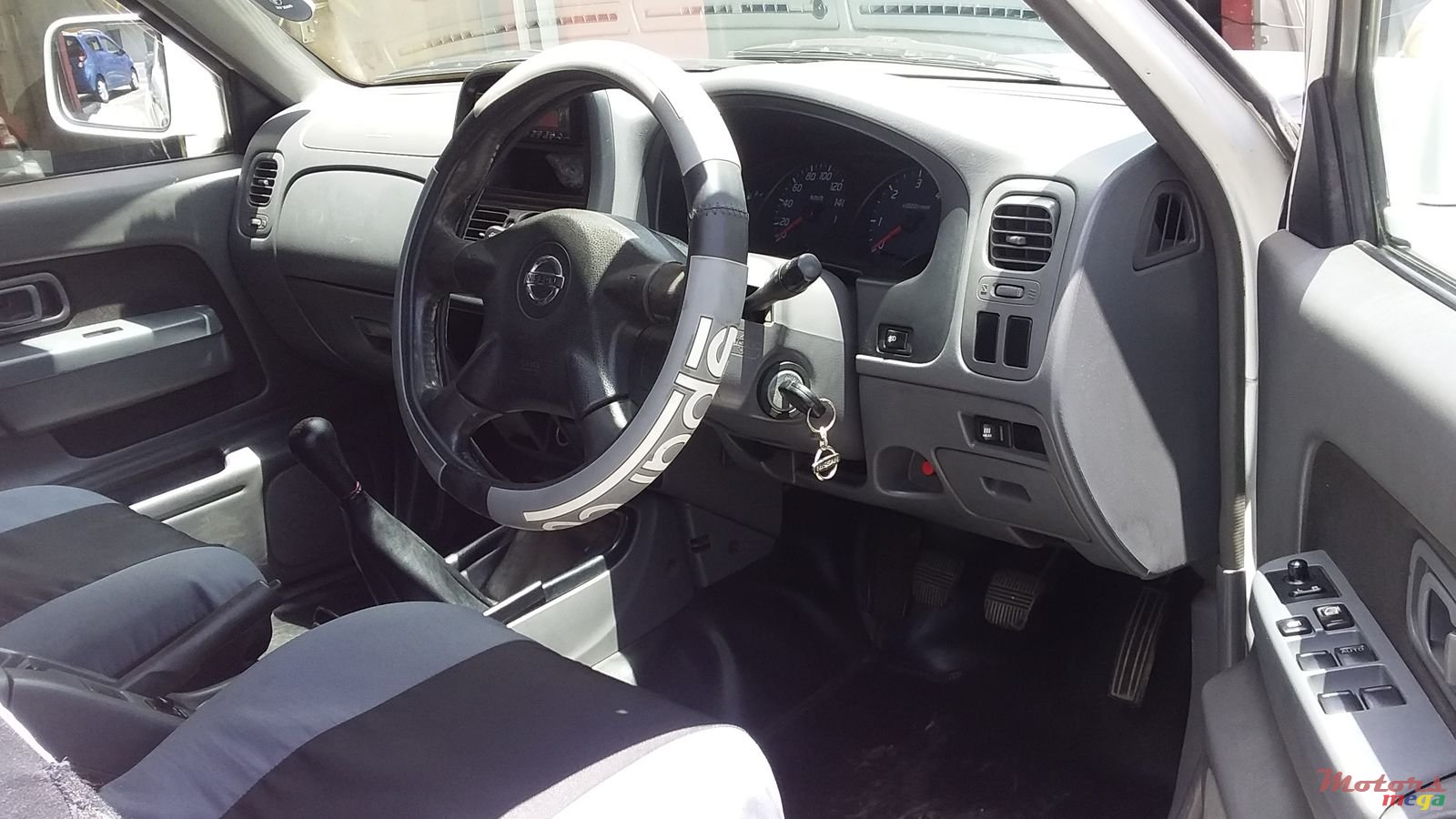 2004' Nissan Hardbody 2X4 photo #3