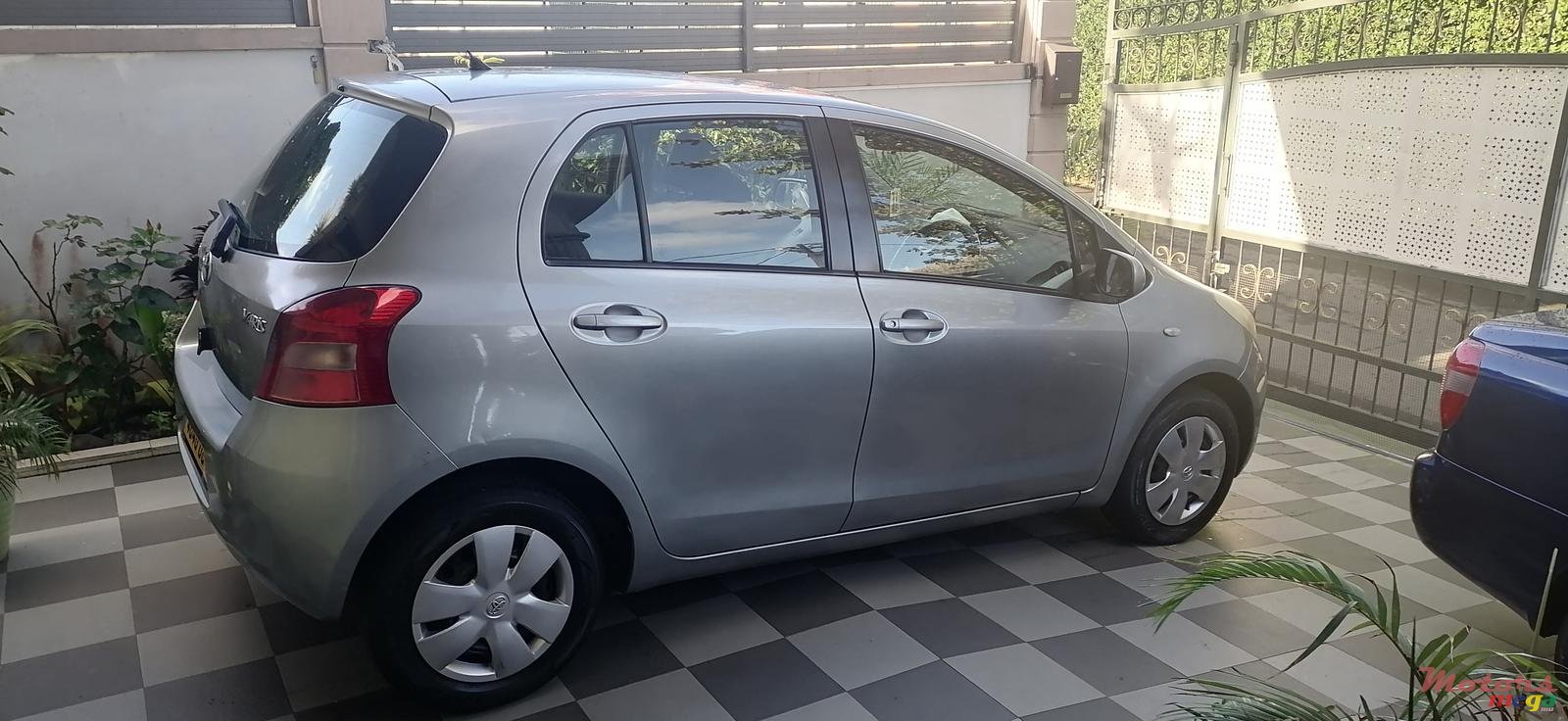 2006' Toyota Vitz photo #1