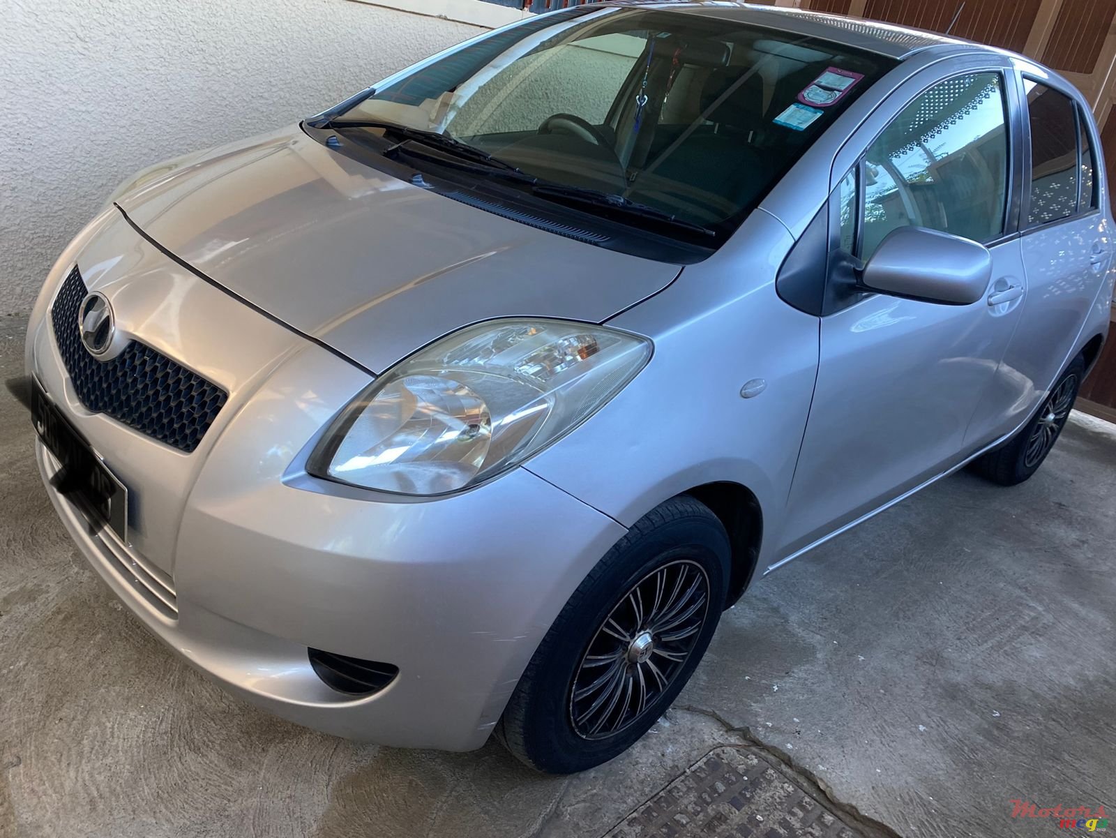 2006' Toyota Vitz photo #2