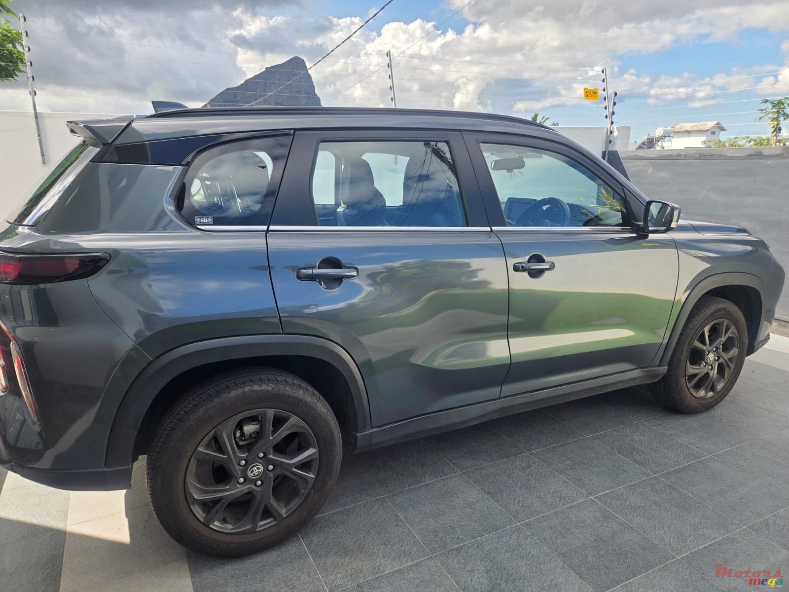 2023' Toyota Urban Cruiser photo #4