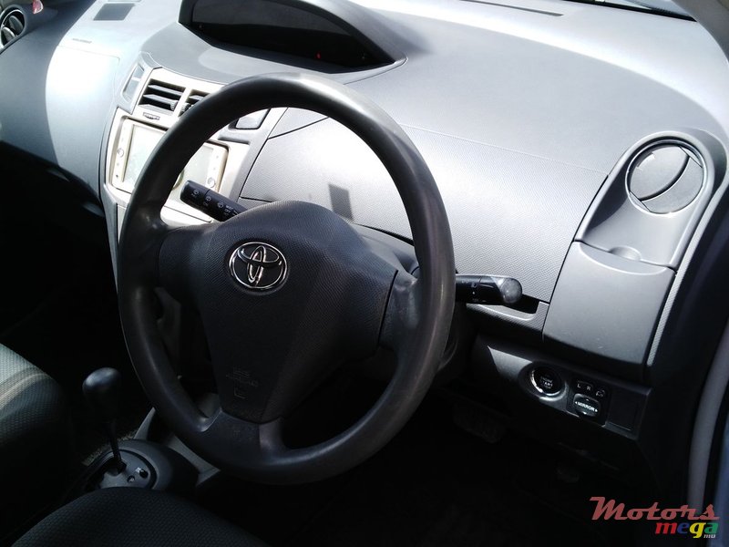 2010' Toyota Vitz photo #3