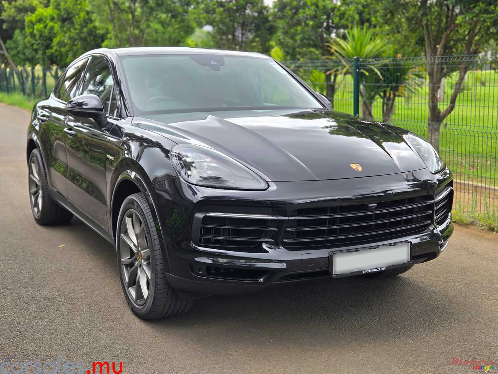 2020' Porsche Cayenne Coupé photo #2
