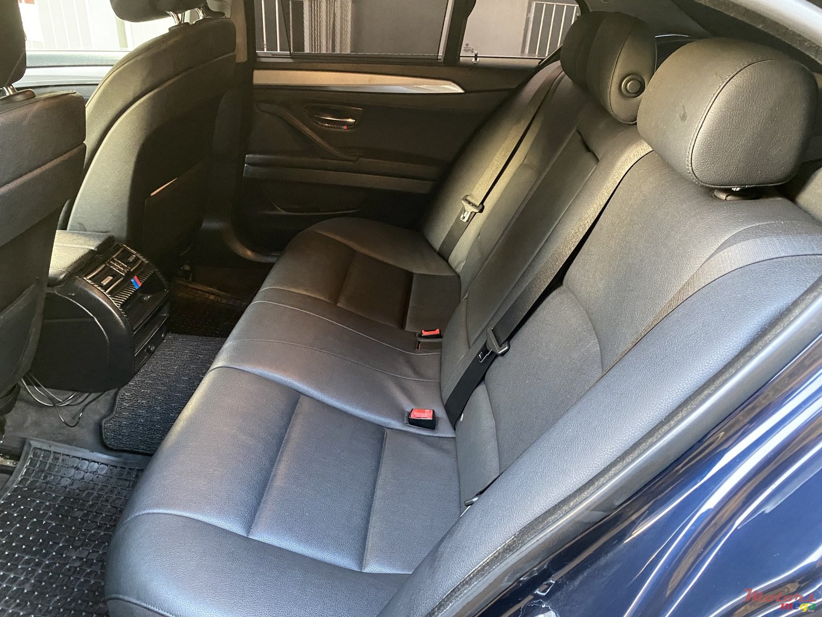 2010' BMW 5 Series 523i photo #7