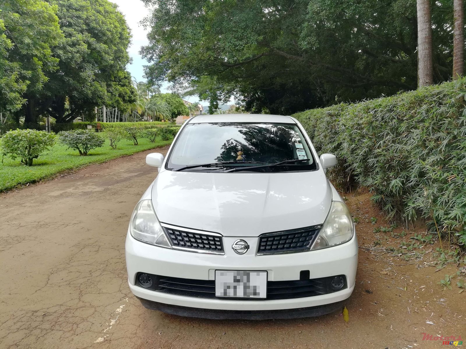 2004' Nissan Tiida photo #2